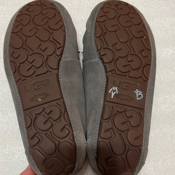 UGG Dakota Grey Genuine Suede & Shearling Moccassin like size 8 - Picture 5 of 9